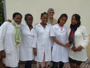 Studentene Lydia, Felana, Nantenaina, Elaina og Rotsi utenfor sykepleierskolen sammen med seniorlærer  Patricia fra USA.