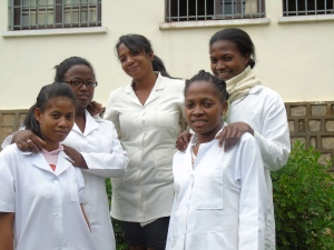 5 studenter ved sykepleierskolen i Antsirabe får stipend til å ta utdannelsen. De smiler og takker så mye for både penger og forbønn.