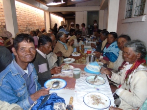 Deltagere  ved matutdelingen  ved kirkens sosialprosjekt  I Antsirabe , maten smaker fortreffelig og alle takker så mye for hjelpen